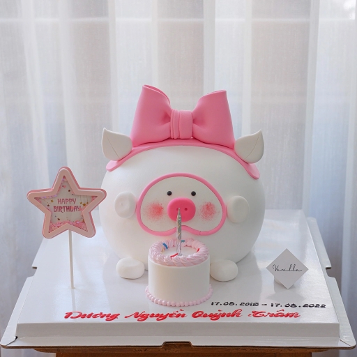 Bạn có thể tham khảo mẫu bánh heo hồng này cùng chiếc bánh sinh nhật mini