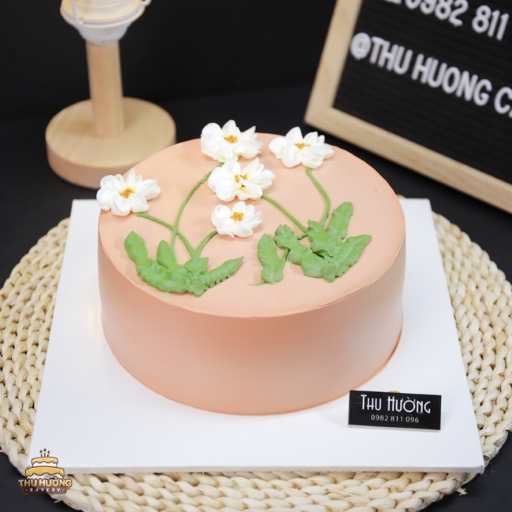 Bánh kem tone nâu decor hoa và lá đơn giản 