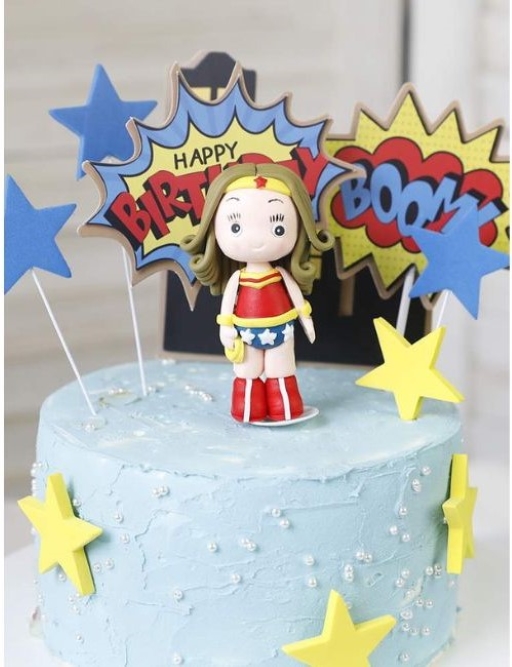 Bánh sinh nhật tone xanh nhạt trang trí Wonder Woman đáng yêu
