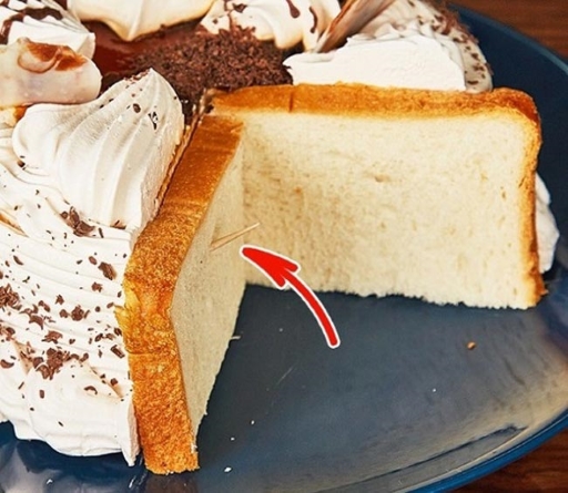 Phủ phần cốt bánh sinh nhật bằng bánh mì sandwich
